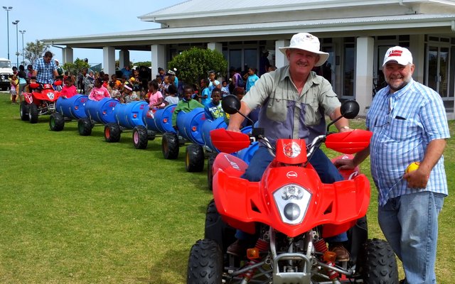  ‘n Feestelike oomblik op die treintjie tydens S.H.A.R.E. en die AGS-gemeente se aanbieding van hulle jaarlikse geselligheid waartydens Kersgeskenke en lekkernye aan kinders uitgedeel word, met Flippie Otto as “Treindrywer” en past Frikkie Zeelie langs hom. 